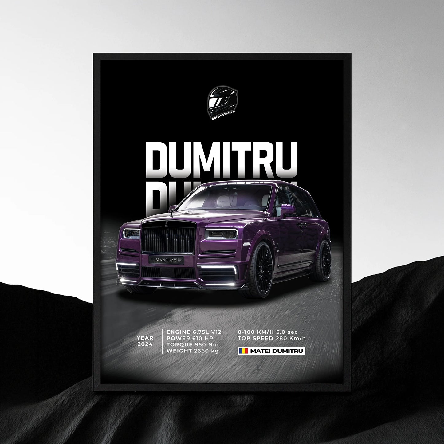 Poster auto personalizat după fotografie cu Rolls-Royce Cullinan mov, numele Dumitru, pe un drum de noapte

