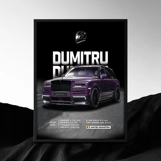 Poster auto personalizat după fotografie cu Rolls-Royce Cullinan mov, numele Dumitru, pe un drum de noapte
