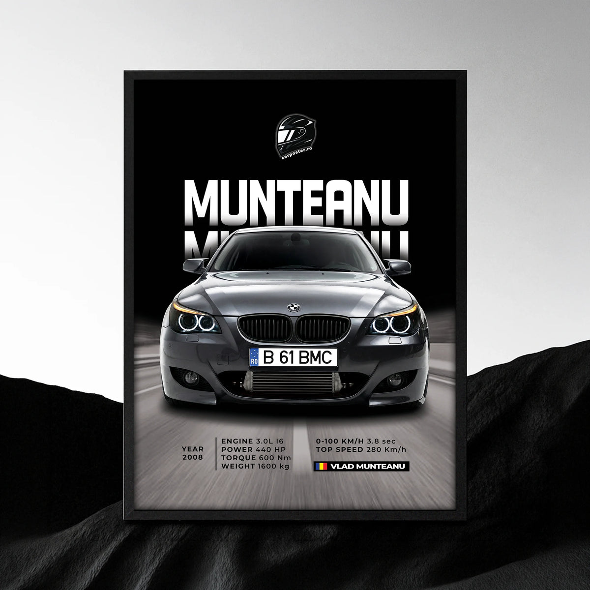 Tablou auto personalizat după fotografie cu BMW gri, numele Munteanu și fundal de autostradă
