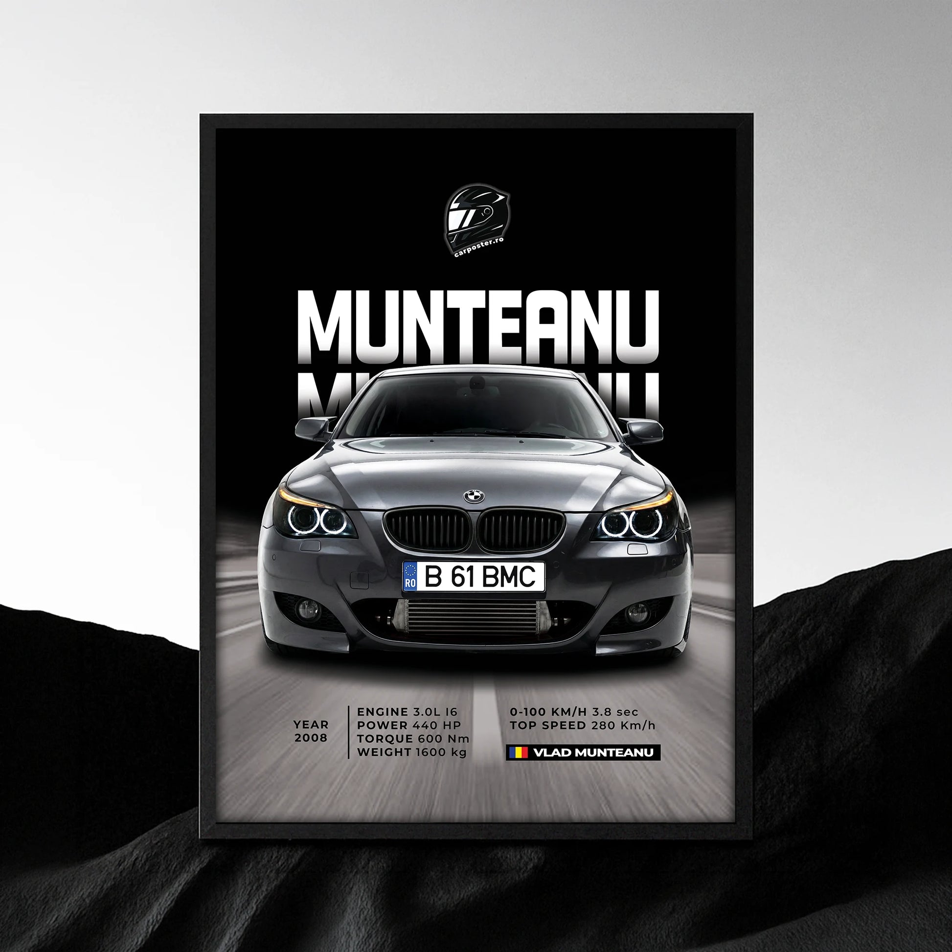 Tablou auto personalizat după fotografie cu BMW gri, numele Munteanu și fundal de autostradă
