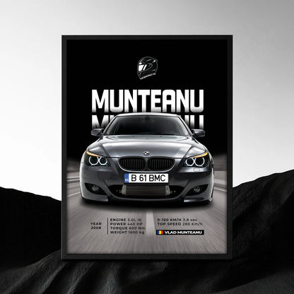 Tablou auto personalizat după fotografie cu BMW gri, numele Munteanu și fundal de autostradă
