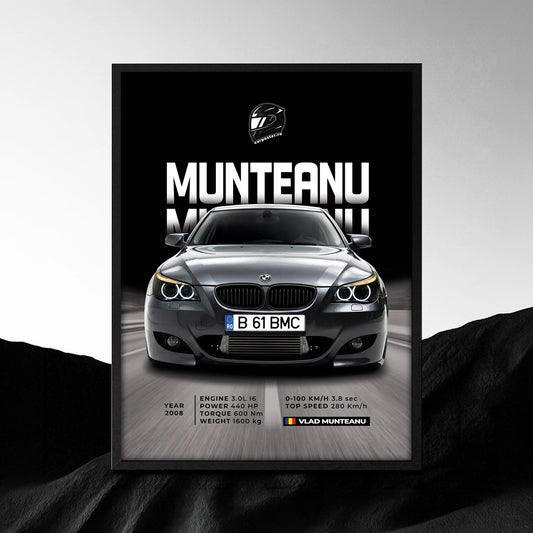 Tablou auto personalizat după fotografie cu BMW gri, numele Munteanu și fundal de autostradă
