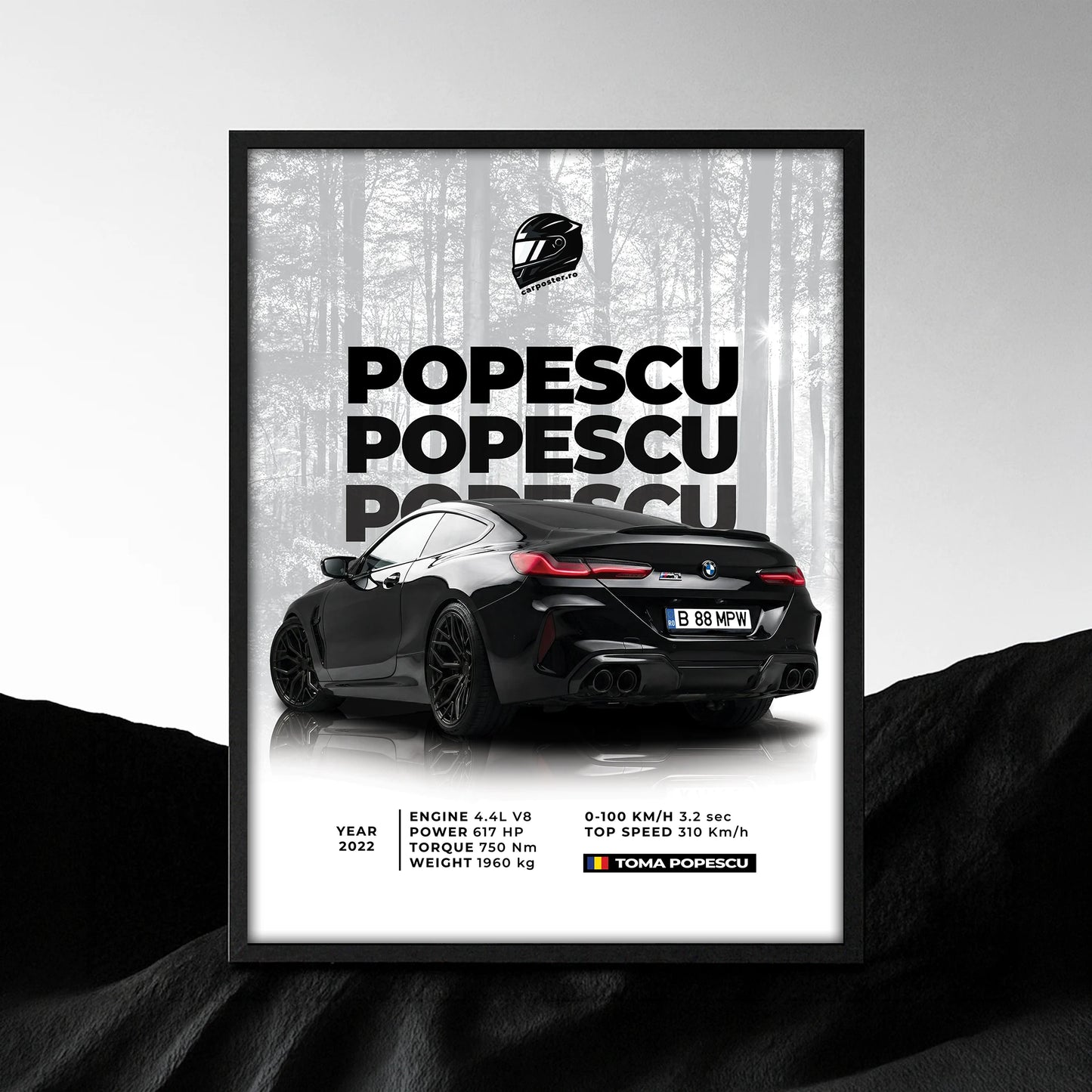 Tablou auto personalizat după fotografie cu BMW negru, numele Popescu și fundal de pădure
