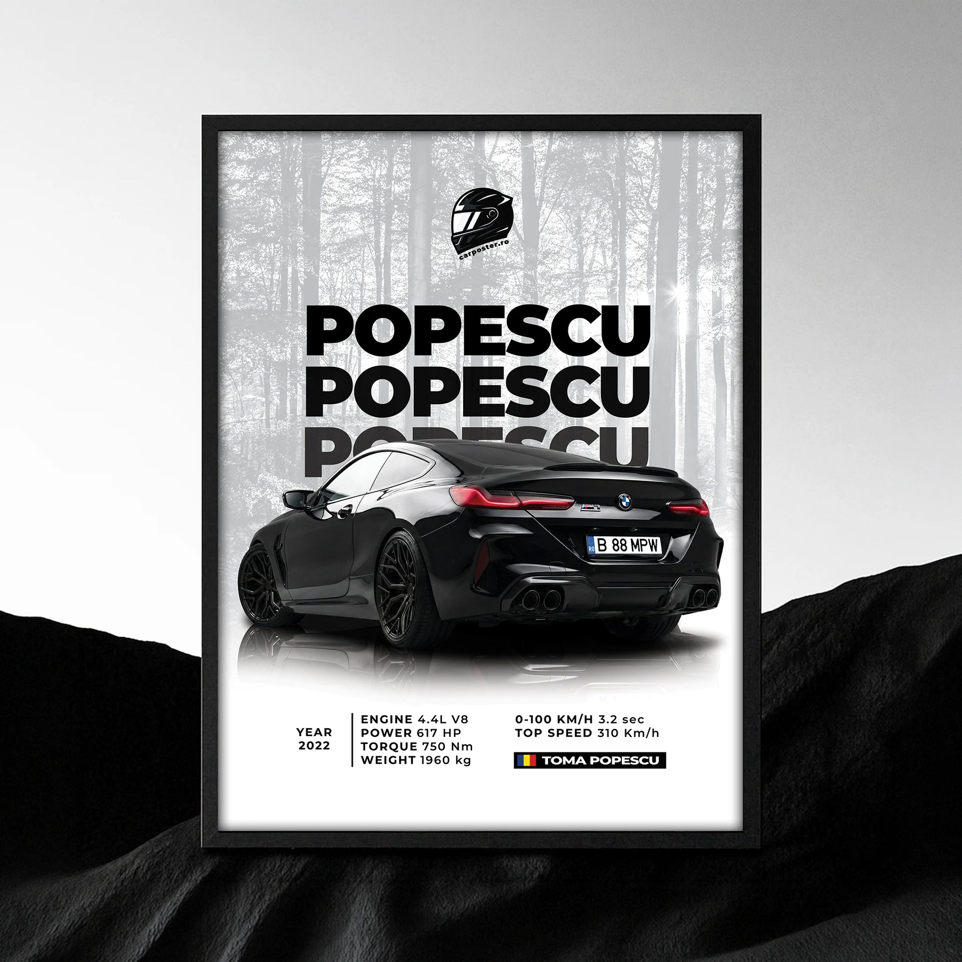 Tablou auto personalizat după fotografie cu BMW negru, numele Popescu și fundal de pădure
